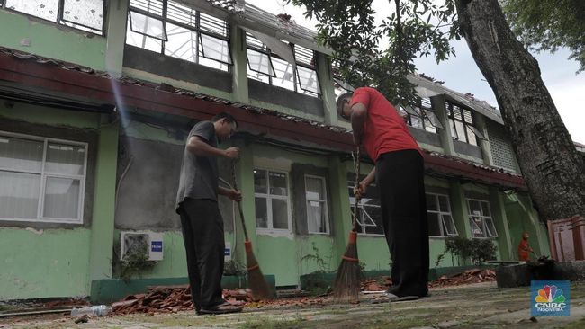 Modal Cangkul, Guru SD Temukan Harta Karun Miliaran di Halaman Sekolah