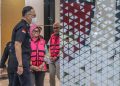 Tersangka Korupsi Laptop Chromebook Menggunakan Rompi Pink