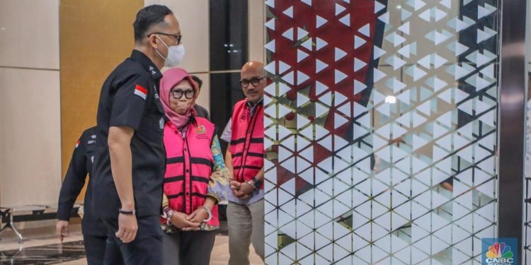 Tersangka Korupsi Laptop Chromebook Menggunakan Rompi Pink