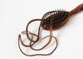 10 Kebiasaan Penyebab Rambut Rusak dan Rontok dengan Mudah