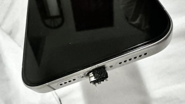 Bahaya Meminjam Kabel Charger Seseorang untuk Ngecas HP, Segera Hindari