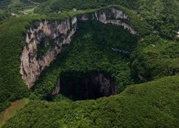 Dunia Tersembunyi Ditemukan di Bawah Sinkhole Raksasa, Ilmuwan Terkejut