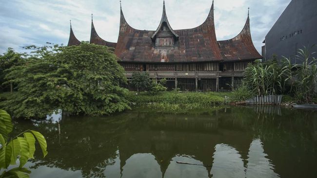 Warga Minang Sumbang Emas 14 Kg untuk Membeli Pesawat demi Bantuan Negara