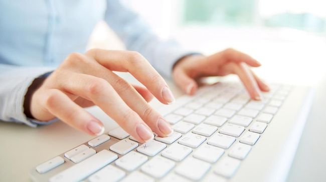 Karyawan Bank Dipecat Karena Pura-Pura Kerja Dengan Keyboard Palsu